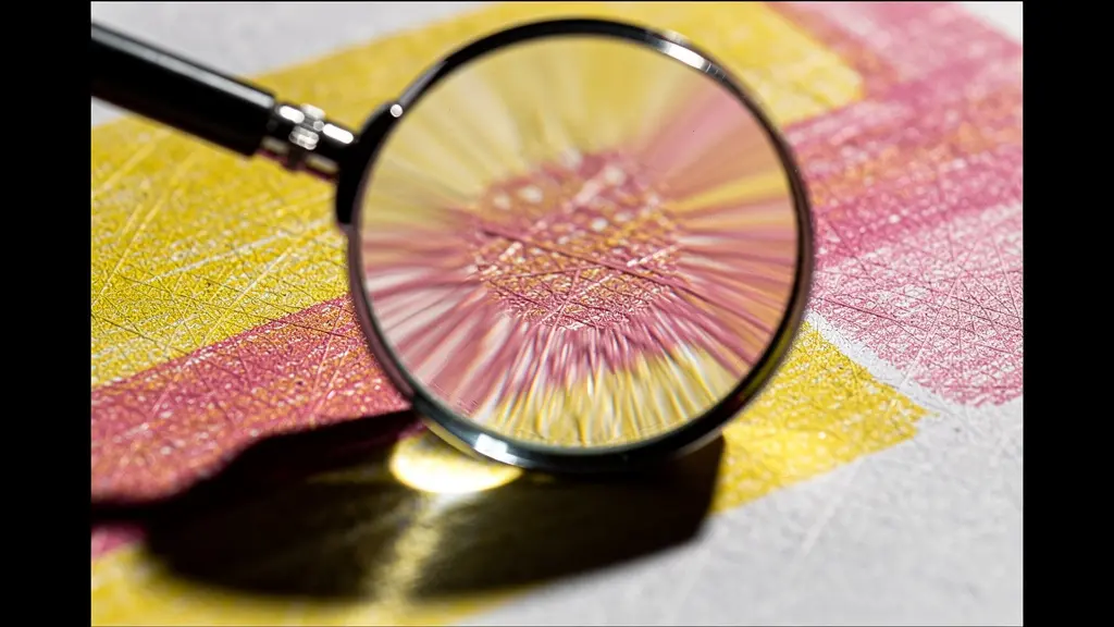 Loupe examinant un document médical avec mise en évidence des zones importantes