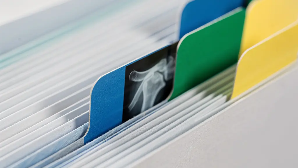 Vue macro de documents médicaux parfaitement organisés avec radiographies et comptes-rendus structurés