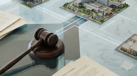 Vue aérienne symbolique d'un réseau de connexions juridiques internationales avec documents légaux flous et architecture hospitalière moderne