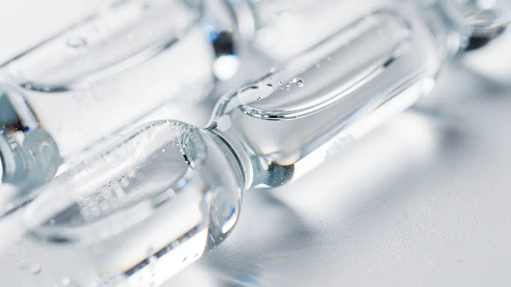 Macro photographie d'ampoules pharmaceutiques avec reflets lumineux et textures de verre