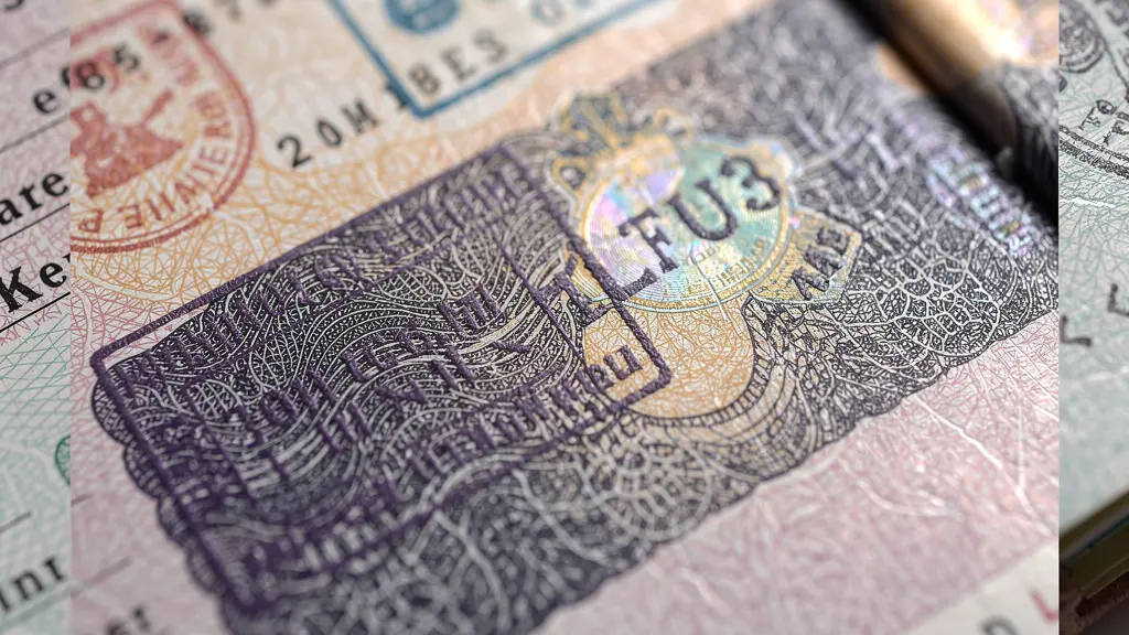 Vue macro de documents de voyage avec cachets et papiers médicaux flous